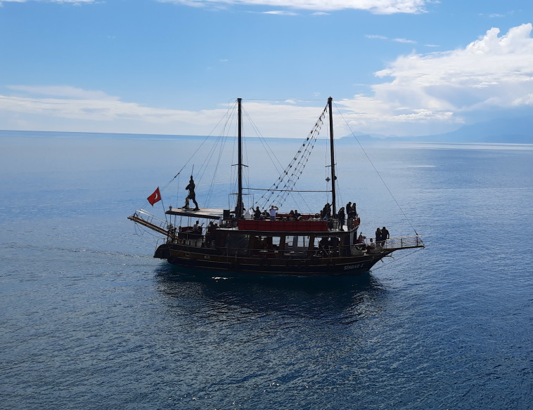 שייט בסמוך לקו החוף של אנטליה 