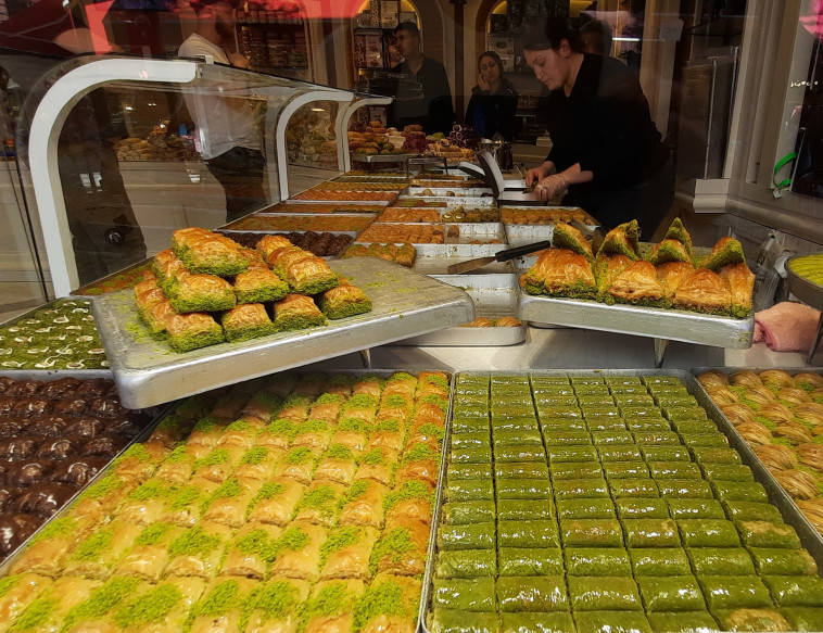 בקלאוות ,עוגות ולוקומים טורקיים הם חלק בלתי נפרד מהביקור   (צילום: עמרי גלפרין)