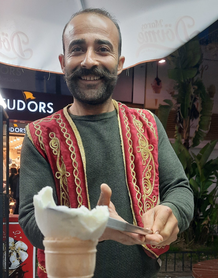 גלידה תורכית אותנטית עם מוכר שעושה טריקים משעשעים 