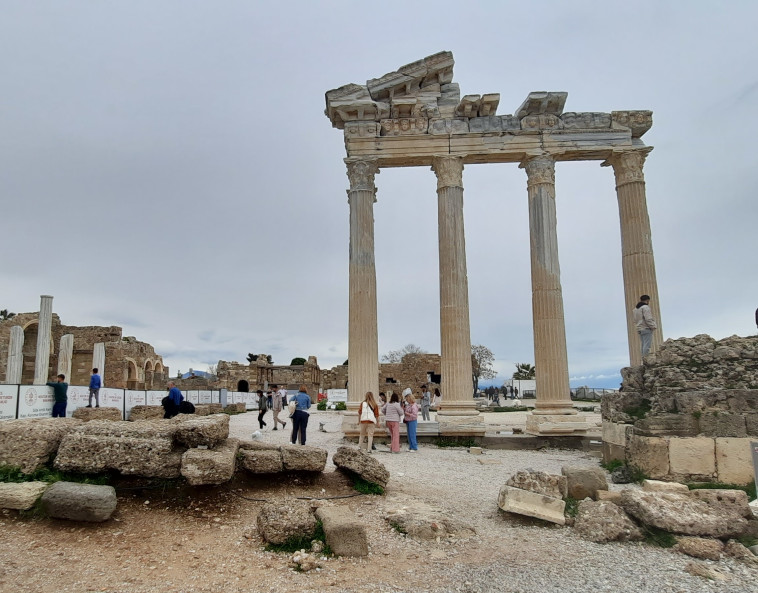 שיירי מקדש אפולו. הנקודה הנכונה לרגעים רומנטיים בשקיעה 