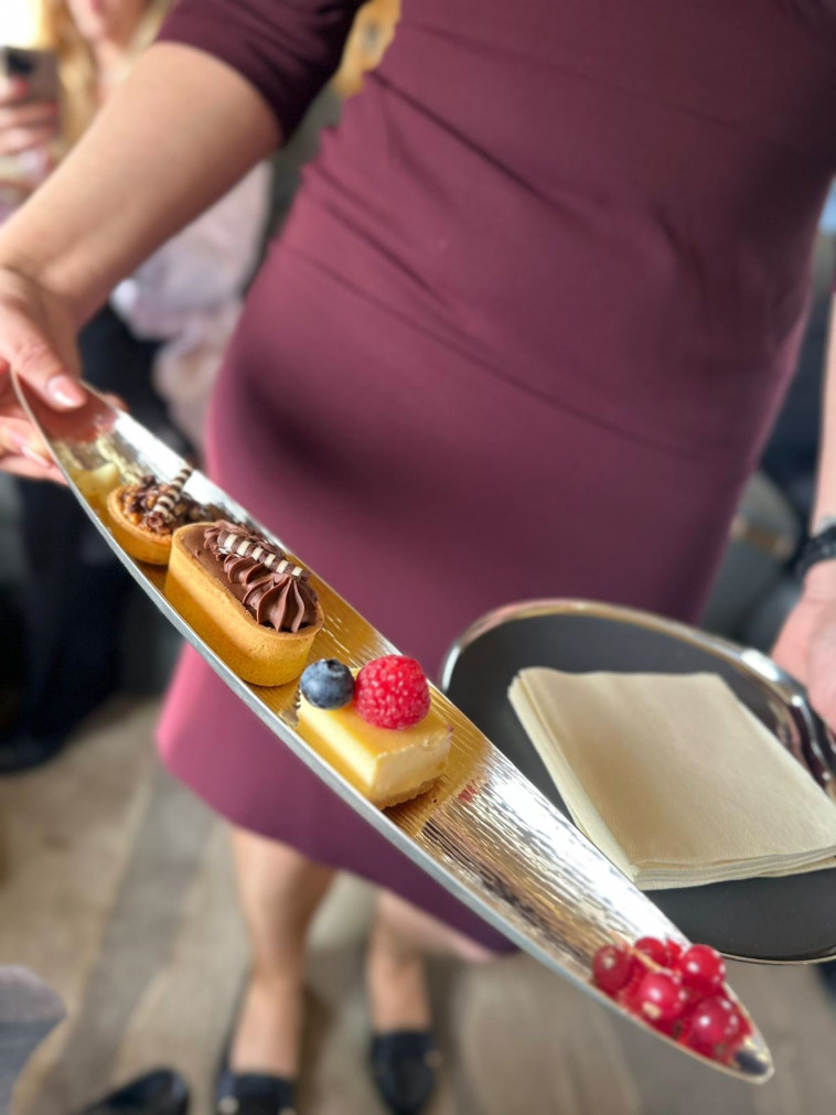 פינוקים ושירות אדיב במהלך הטיסה