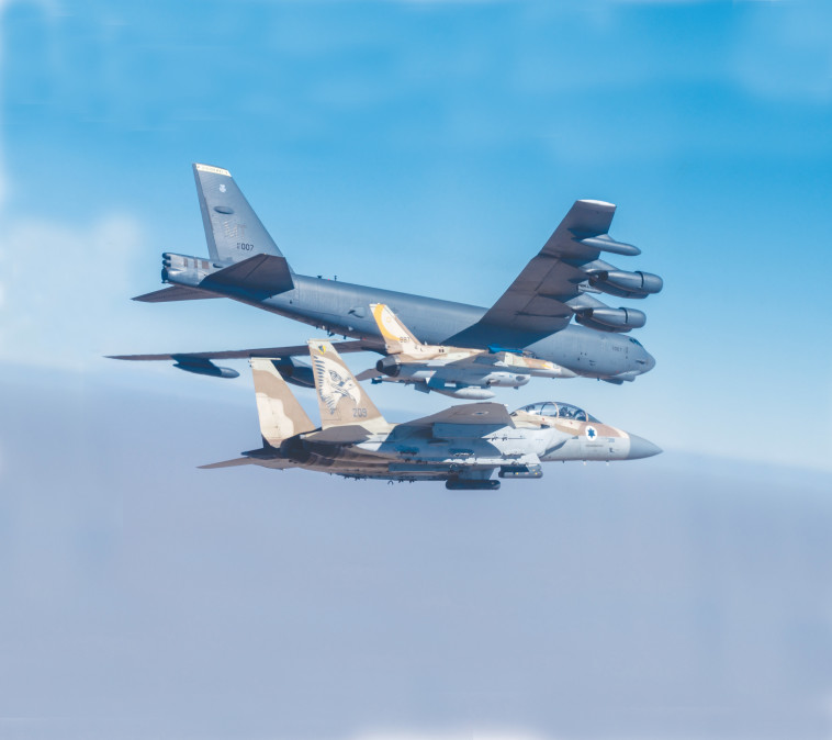 מפציץ אמריקאי ומטוסי קרב ישראליים 