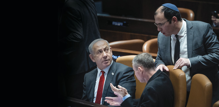 נתניהו בכנסת עם רוטמן ולוין (צילום: יונתן זינדל, פלאש 90)