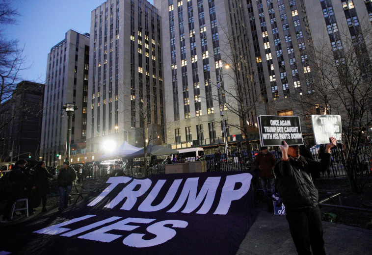 מחאה נגד דונלד טראמפ בניו יורק לאחר ההודעה על כתב האישום נגדו (צילום: REUTERS/Eduardo Munoz)