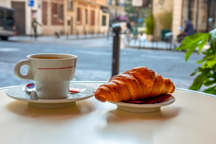 Coffee and croissants in Paris (Photo: Ingeimage)