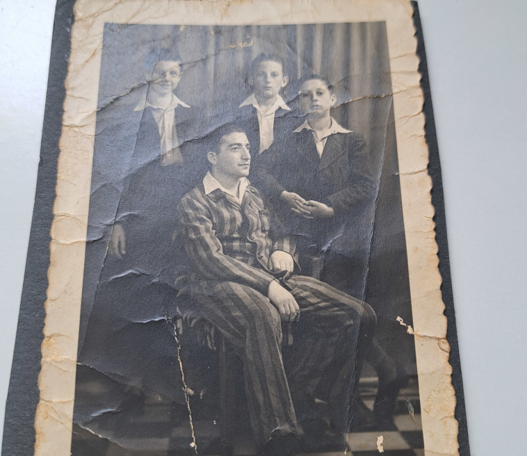 שמואל גוגול עם שלושה מחניכיו לאחר השואה (צילום: פרטי)