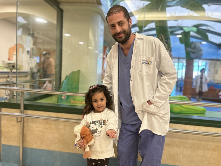 ד''ר סוהיל יחד עם בת השלוש והטבעת בידה (צילום: באדיבות המרכז הרפואי הלל יפה,באדיבות בית החולים הלל יפה)