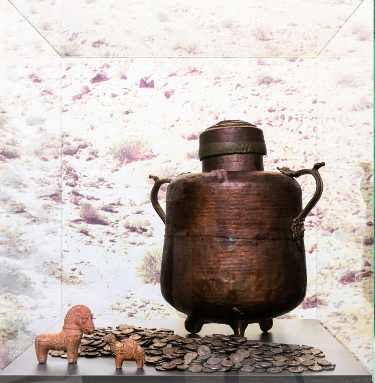 מטמון מטבעות כסף בתוך קנקן וצלמיות גמל וסוס 