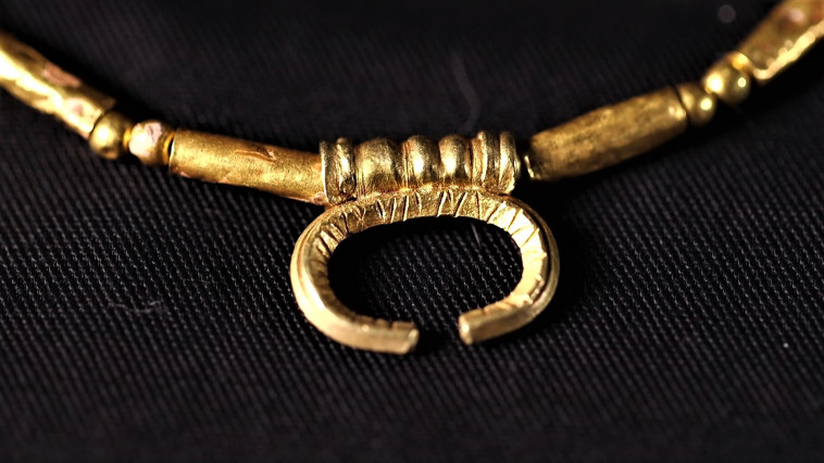 התליון המסמל את אלת הסהר, לונה (צילום: אמיל אלג'ם, רשות העתיקות)