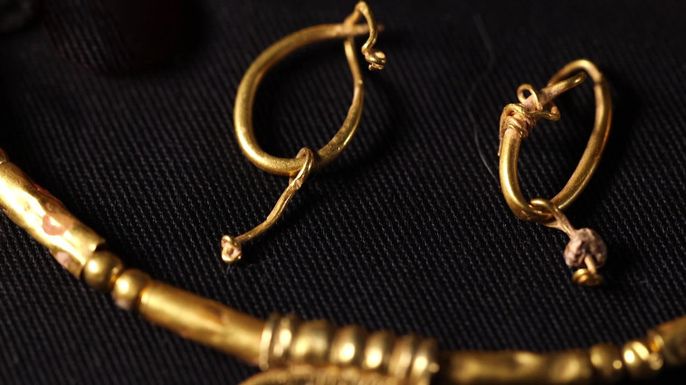 עגילי הזהב (צילום: אמיל אלג'ם, רשות העתיקות)
