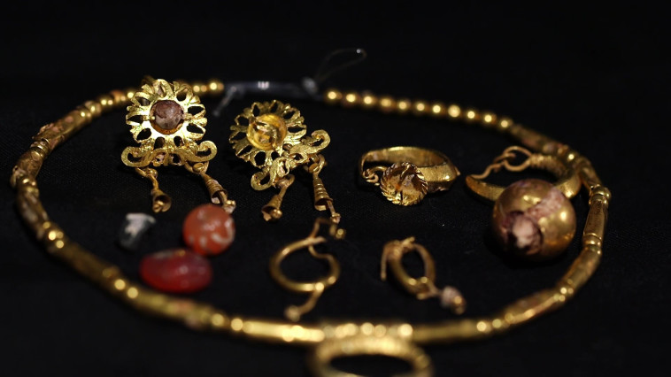 כל תכשיטי הזהב שאותרו (צילום: אמיל אלג'ם, רשות העתיקות)