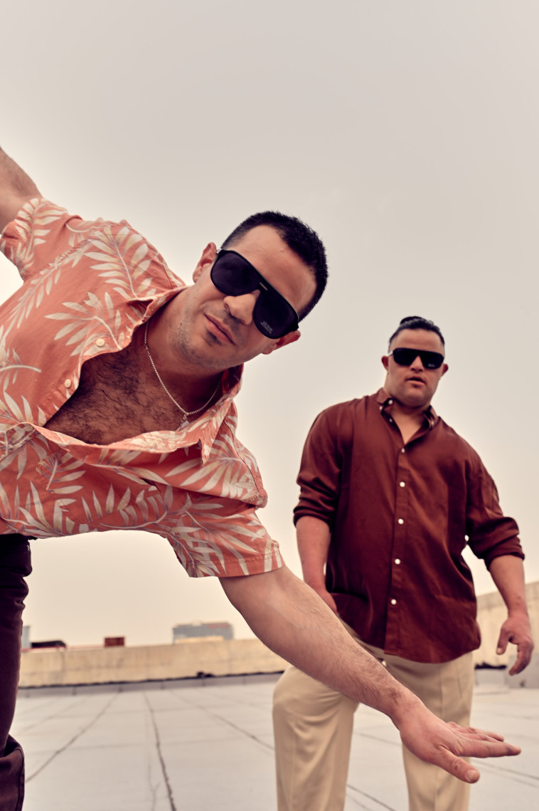 אלחנן חולצה ומכנסיים H&amp;M, משקפי שמש GUESS יקיר חולצה AMERICAN EAGLE, מכנסיים H&amp;M, משקפי שמש GUESS