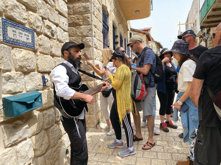 מנגנים בסמטאות צפת  (צילום: מרכז תיירות אסנט)