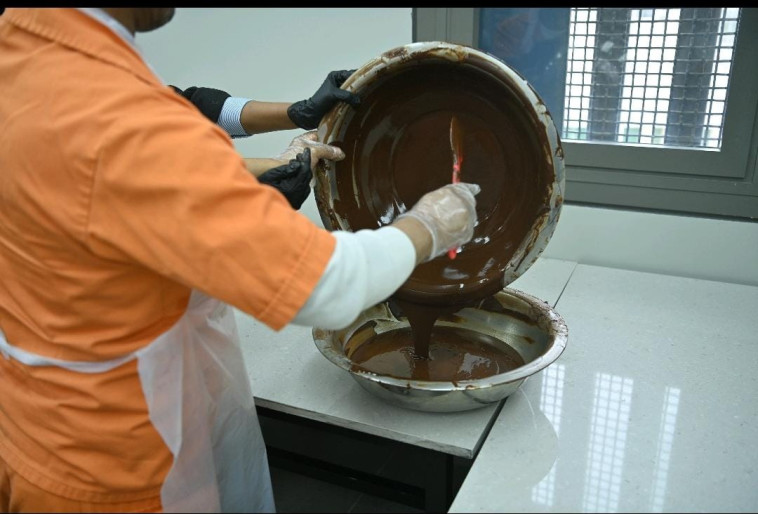מפעל שוקולד חדש להעסקת אסירים פליליים עם מוגבלות (צילום: דוברות שב''ס)
