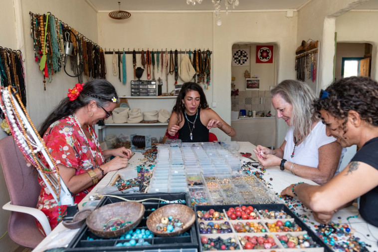 קסם האבנים- סדנת יצירה באבני חן