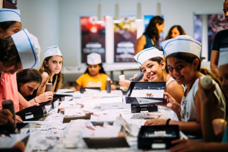 סדנת שוקולד - במפעל בוטיק ובית קפה- שוקולד 'דה קרינה'