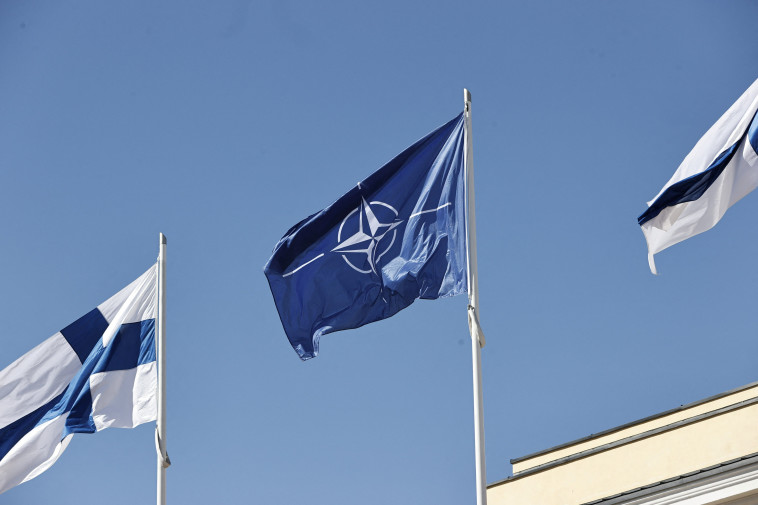 דגל נאט''ו ודגל פינלנד (צילום: Lehtikuva/Antti Hamalainen via REUTERS)
