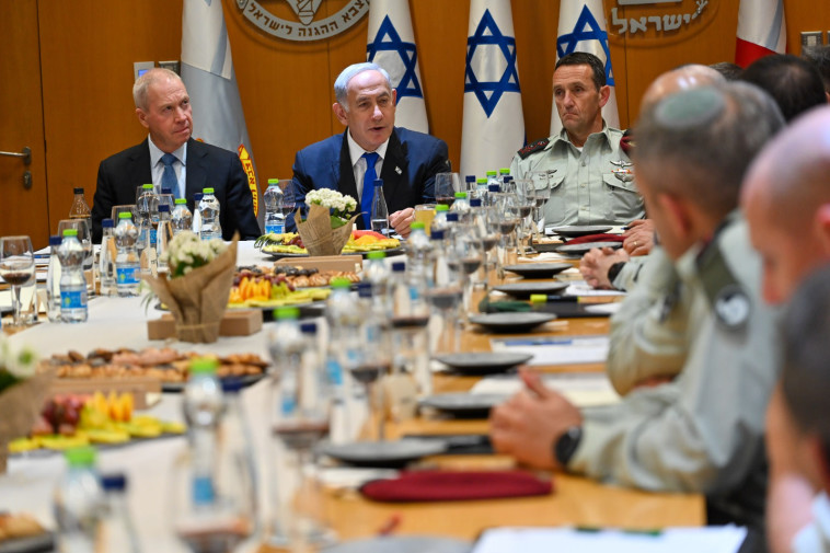 בנימין נתניהו, יואב גלנט והרמטכ''ל הרצי הלוי בהרמת כוסית בפורום מטכ''ל