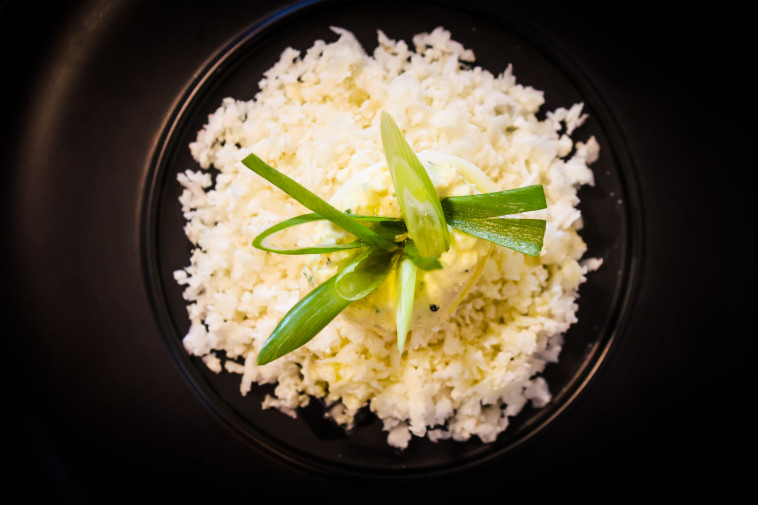 ביצים ממולאות בסלט ביצים ואנשובי על כרובית מגוררת