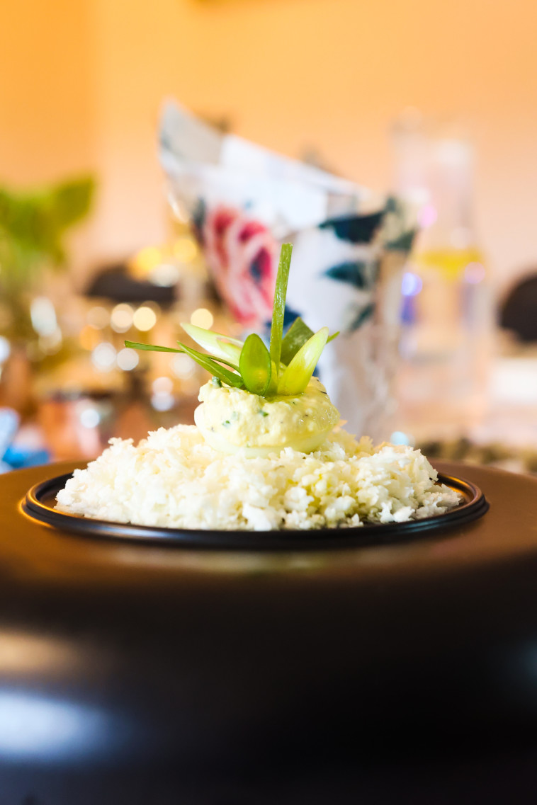 ביצים ממולאות בסלט ביצים ואנשובי על כרובית מגוררת