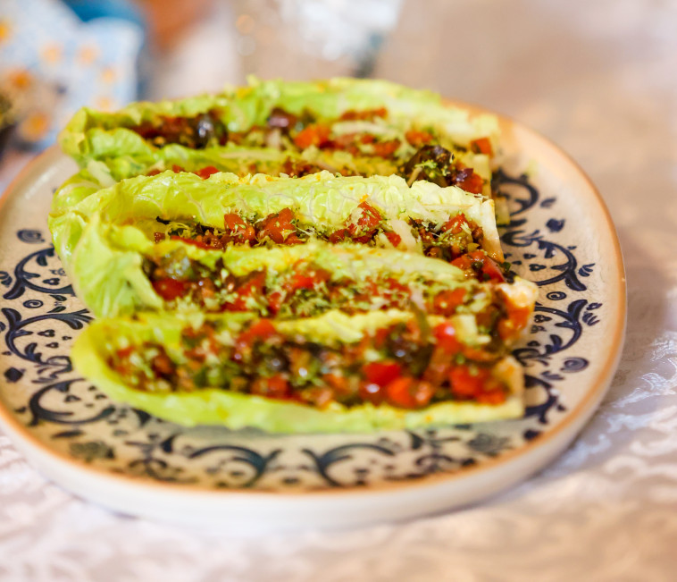 סירות חסה ממולאות בסלט מרוקאי וזיתי קלמטה