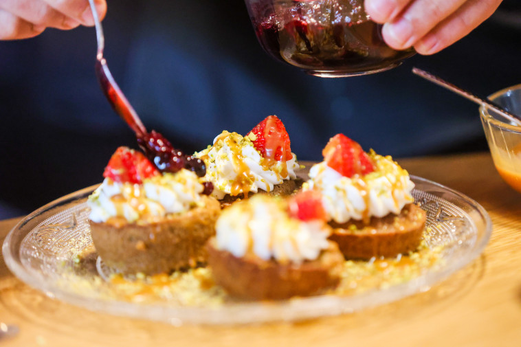 מסאפן פיסטוק, קרמל מלוח, קרם קוקוס וריבת פירות יער