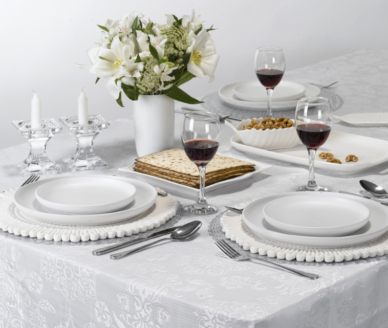 H&O שולחן בלבן עם פלייסמנטים, צלחות, אגרטל ונרות. החל מ-29.90 שח לפריט (צילום: ישראל כהן)