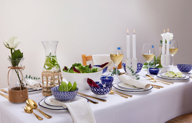 HAPPY LEMON שולחן חג כחול לבן (צילום: דדי אליאס)
