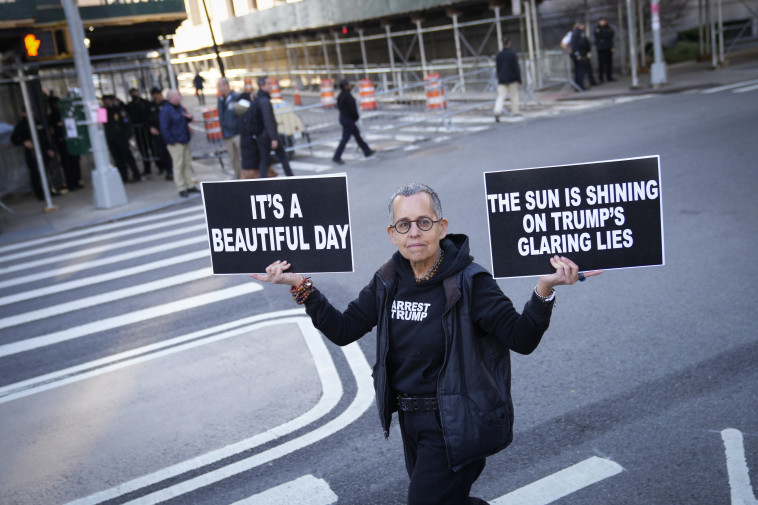 מתנגדי טראמפ מחוץ לבית המשפט במנהטן