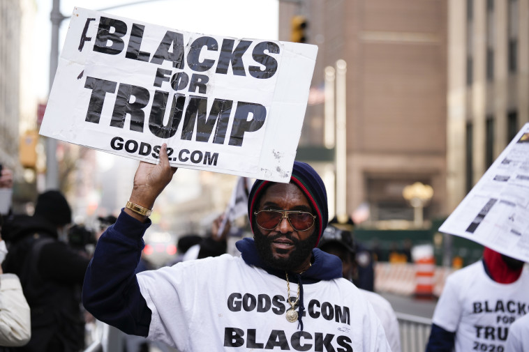 תומכי טראמפ מחוץ לבית המשפט במנהטן