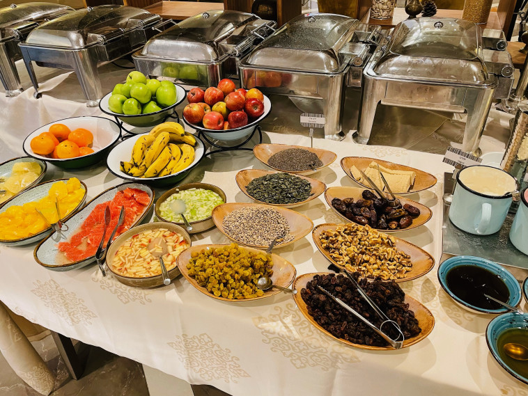 חלק מארוחת הבוקר במלון ''מונטיפיורי''