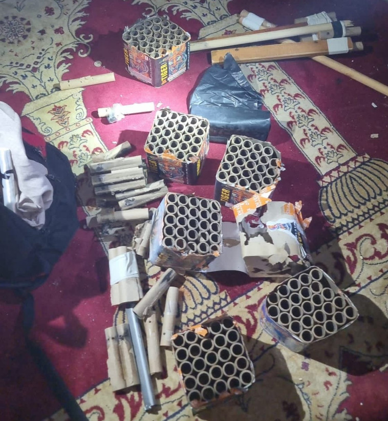 כוורות זיקוקין שנמצאו בתוך מסגד אל-אקצא (צילום: דוברות המשטרה)