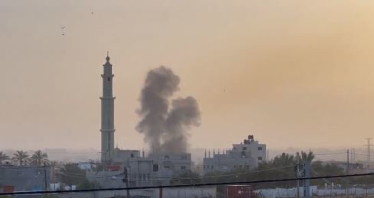 עשן מיתמר בעזה לאחר תקיפת צה''ל (צילום: רשתות ערביות)