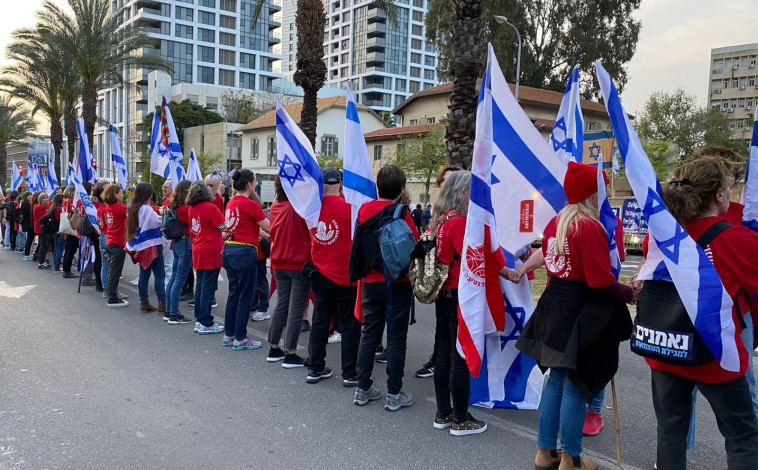 לפני ההפגנה בתל אביב: שרשרת אנושית לזכר נרצחי הפיגועים (צילום: בונות אלטרנטיבה)