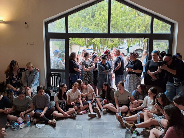 החברות מאפרת מתכנסות לפני ההלוויה של הנרצחות בפיגוע בבקעת הירדן