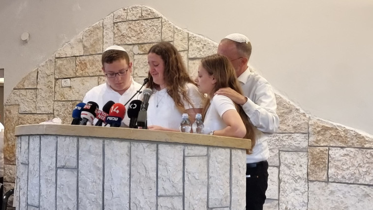 הלווית האחיות שנרצחו בפיגוע בבקעת הירדן 