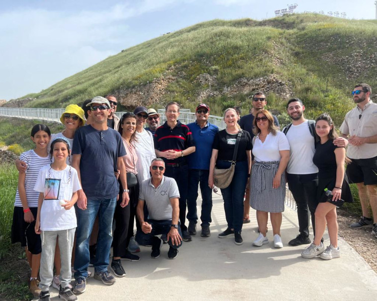 יצחק הרצוג פוגש מטיילים בגן הלאומי תל לכיש