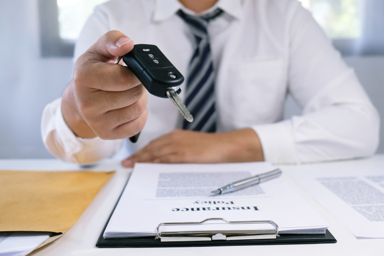 רק רצה לקנות לה מכונית חדשה