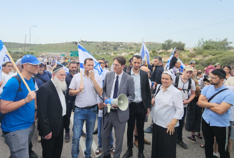 ח''כ בועז ביסמוט ואחרים בצעדה למאחז אביתר (צילום: רועי חדי)