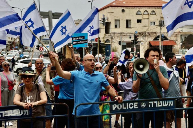הפגנת תמיכה ספונטנית ברועי נוימן, מחוץ לתחנת מחוז תל אביב (צילום: אבשלום ששוני)