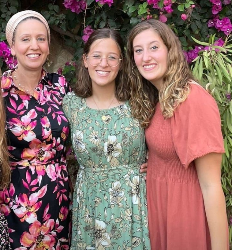 לאה (לוסי) די ובנותיה מאיה (מימין) ורינה ז''ל