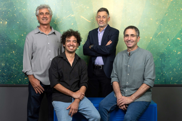 מימין לשמאל: רפי לוי, פרופ' שלומי ארנון, ד''ר אלעד ישנו, פרופ' עופר דהן (צילום: אייל טואג)