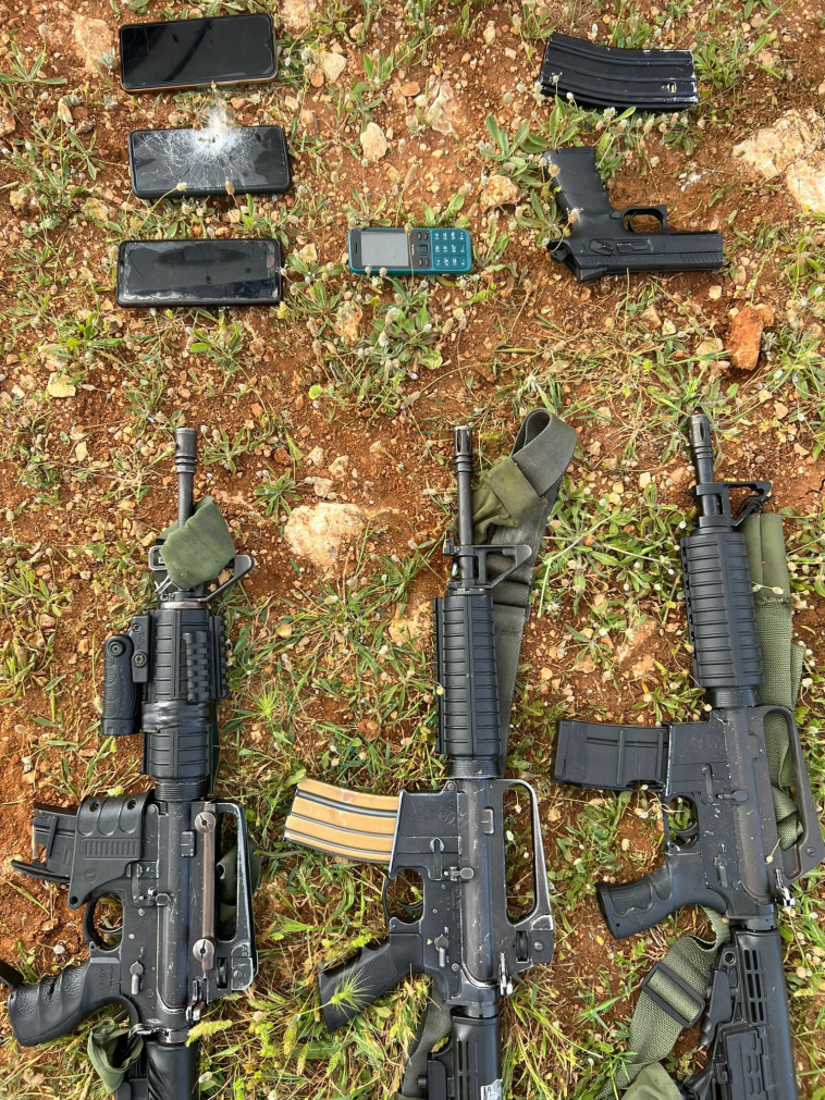 הנשקים שנמצאו סמוך למוצב אלון מורה: M-16, אקדח ומחסנית (צילום: דובר צה''ל)