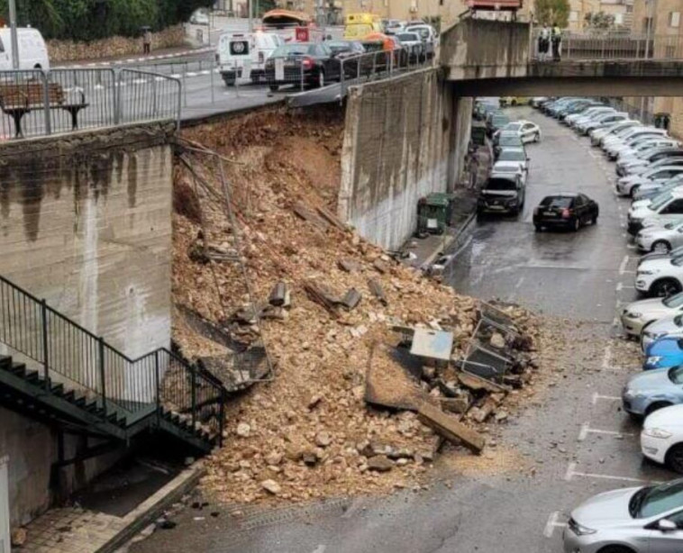 קריסת החומה בחיפה