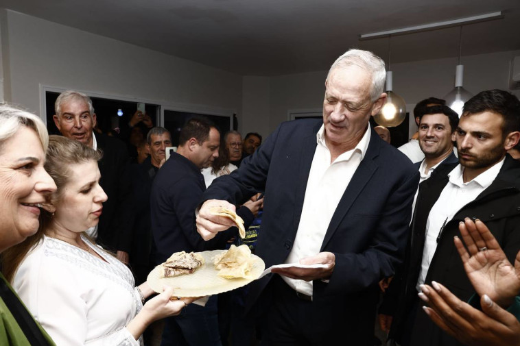 בני גנץ טועם מופלטה