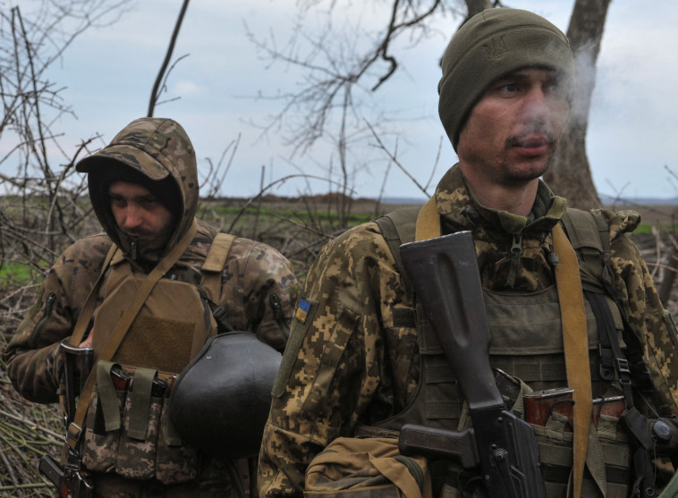 חיילים אוקראינים בבחמוט (צילום: REUTERS/Oleksandr Klymenko)