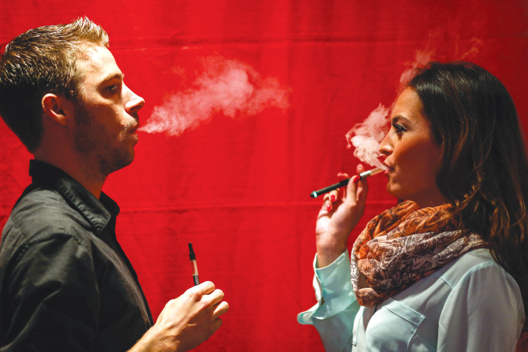 מעשנים סיגריה אלקטרונית  