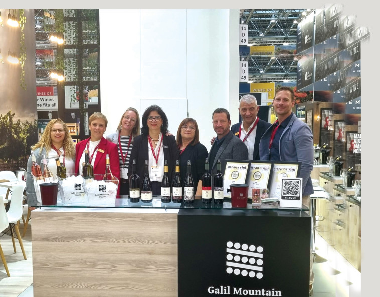 הצוותים של יקב רמת הגולן ויקב הרי גליל בתמונה קבוצתית