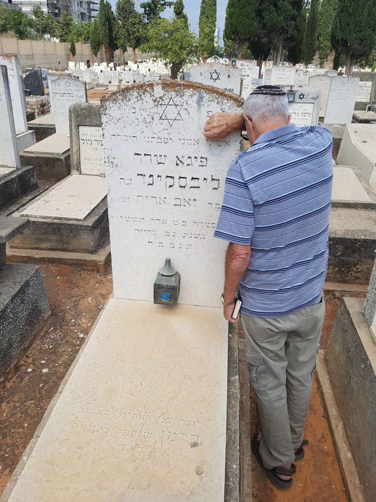 זאב ליבסקינד ליד הקבר