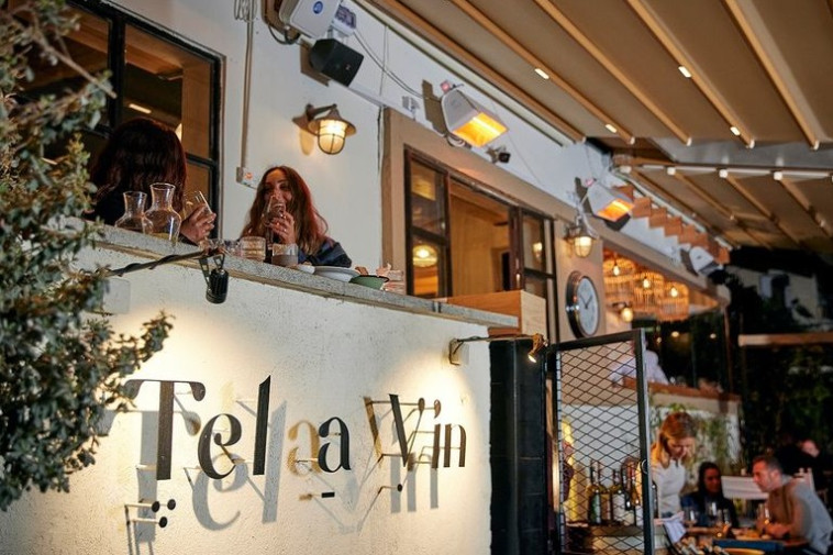 כל בר צריך מרפסת. תל אוין